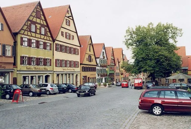 Typische Straßenszene in der Altstadt von Dinkelsbühl mit historischen Häusern und Kopfsteinpflaster – kulturelles Zentrum der Region.