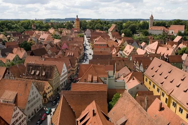 Luftaufnahme der Altstadt von Dinkelsbühl mit roten Dächern und historischen Gebäuden – beeindruckende mittelalterliche Architektur.