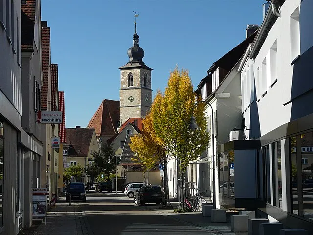 Das Stadtzentrum von Crailsheim mit Kirchturm und Fußgängerzone – lebendiges Zentrum der Stadt mit historischen Gebäuden und moderner Infrastruktur.