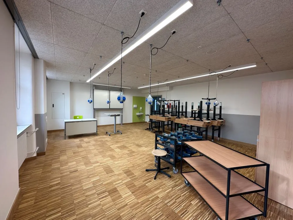 Werkraum mit individuellen Trockenbaulösungen und optimaler Beleuchtung in einem Schulungszentrum in Ellwangen