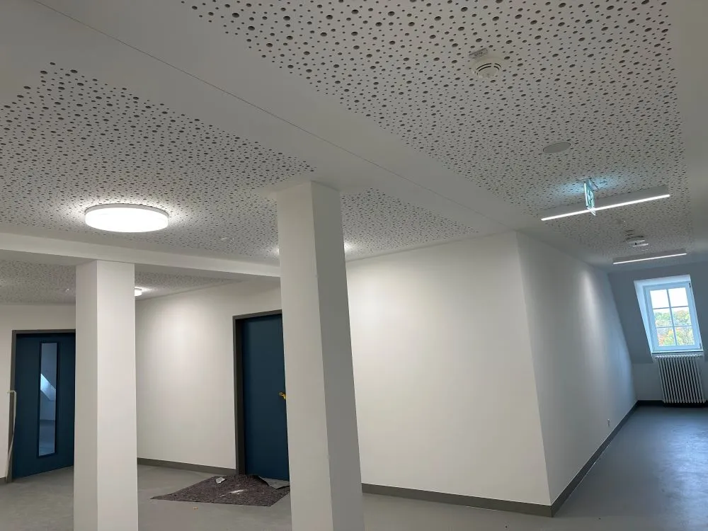 Wohnungseingang mit schalldämpfenden Trockenbaudecken, installiert in der EATA in Ellwangen
