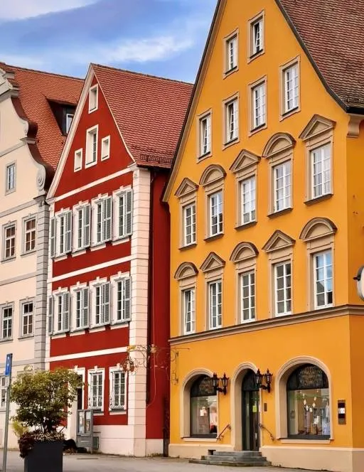 Bunte historische Fachwerkhäuser in der Innenstadt von Ellwangen – typisch für die Altstadt und das Stadtbild.