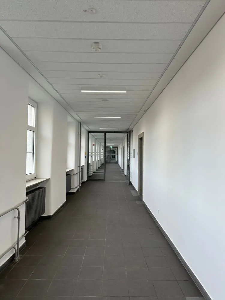 Langer Flur in einem Ellwangener Gebäude mit modernen Trockenbau-Decken für bessere Akustik