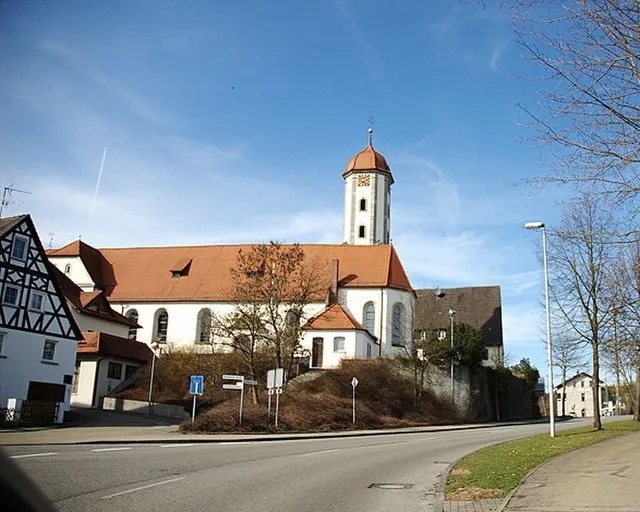 Katholische Kirche in Jagstzell bei sonnigem Wetter, ein markantes architektonisches Wahrzeichen im Ostalbkreis.