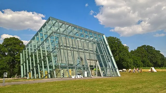 Moderner Glaspavillon des Limesmuseums in Rainau – ein architektonisches Highlight und kulturelles Wahrzeichen im Ostalbkreis.