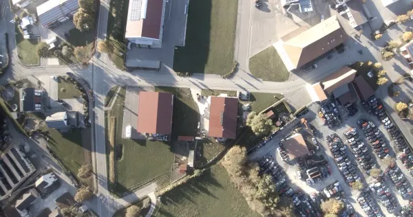 Luftaufnahme der Firmenzentrale von Tomeks Trockenbau in der Ziegeleistraße 4, Neuler – Ihr Experte für Trockenbau, Innenausbau und Schallschutz im Ostalbkreis.