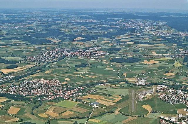 Luftaufnahme der Gemeinde Essingen im Ostalbkreis, eingebettet in die Landschaft der Schwäbischen Alb.