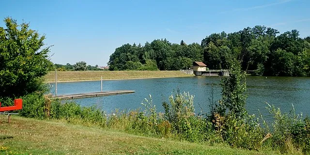 Der idyllische Badesee in Rainau, umgeben von Natur – beliebtes Naherholungsziel für Anwohner und Besucher.