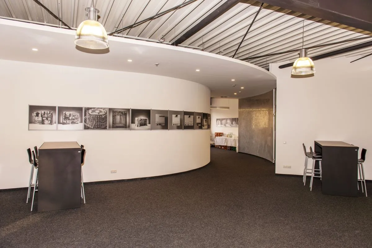 Ausstellungsraum von Telenot Alarmanlagen in Aalen mit kreativen Trockenbau-Lösungen und moderner Beleuchtung