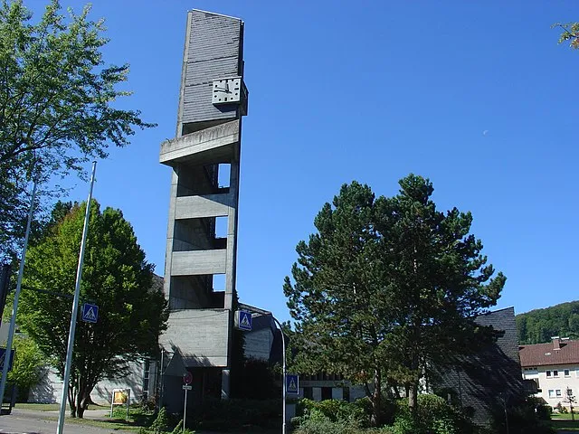 Moderne Kirche in Oberkochen mit markantem Turm – architektonisches Wahrzeichen der Stadt im Ostalbkreis.