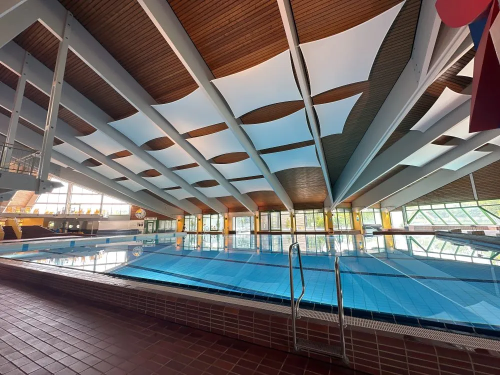 Schwimmbereich im Wellenbad Ellwangen mit schallabsorbierenden Trockenbauelementen und optimierter Beleuchtung