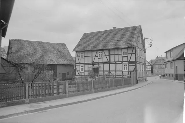 Historisches Fachwerkhaus in Westhausen, circa 1980 – Einblick in die traditionelle Architektur der Gemeinde im Ostalbkreis.