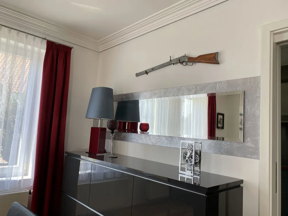 Modernes Wohnzimmer mit Trockenbau-Verkleidung, Stucco Veneziano-Putz und stilvoller Wandgestaltung, Ellwangen
