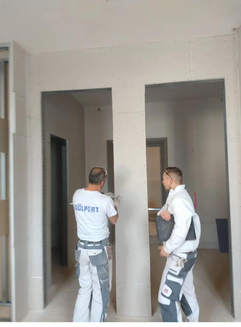 Tomeks Trockenbau – Zwei Monteure bei der Arbeit